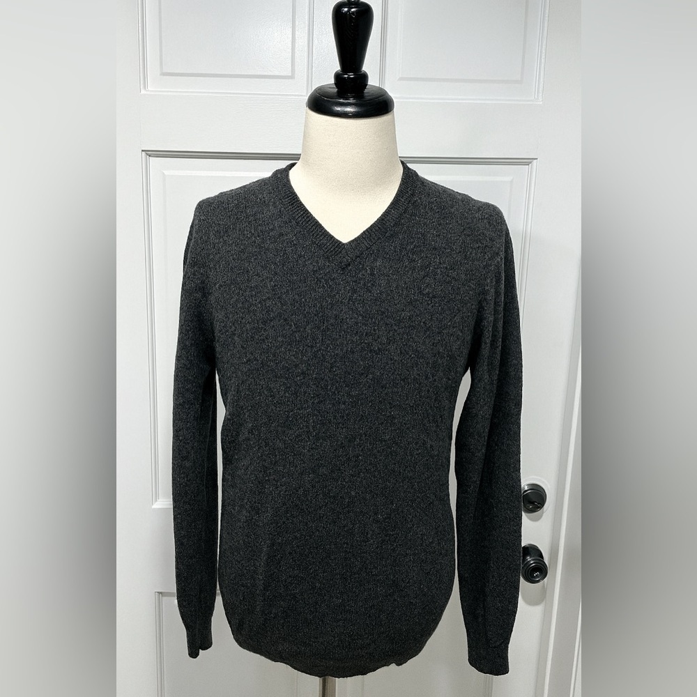 Stefanel Dark Gray V-Neck Sweater EUC Wool Blend size M/L (see measurements)